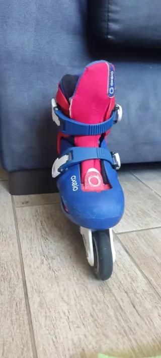 Patines en línea rojos y azules