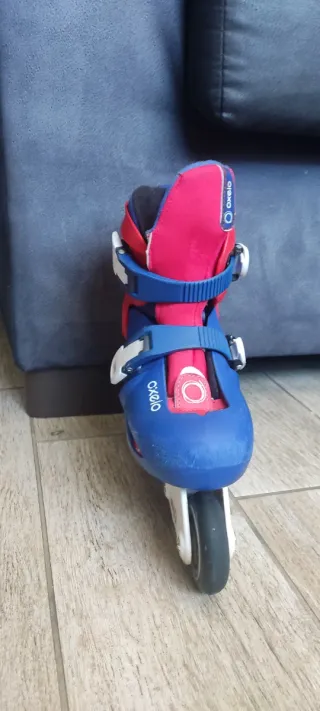 Patines en línea rojos y azules
