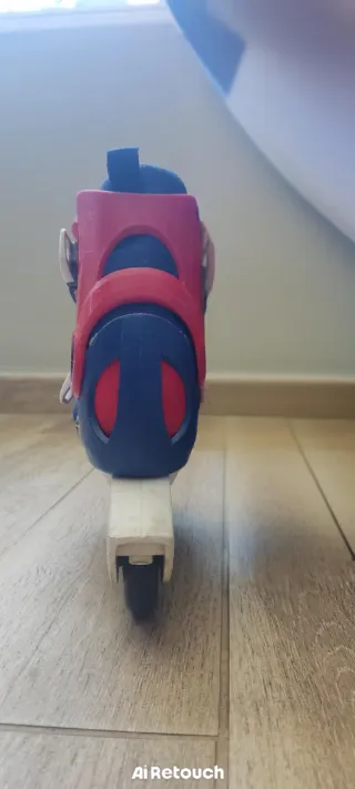 Patines en línea rojos y azules