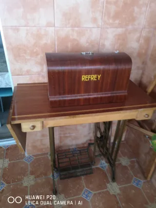 Máquina de coser antigua Refrey