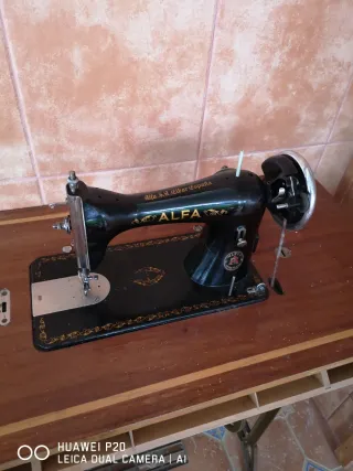 Máquina de coser antigua Refrey