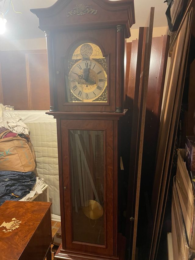 Reloj de péndulo de madera