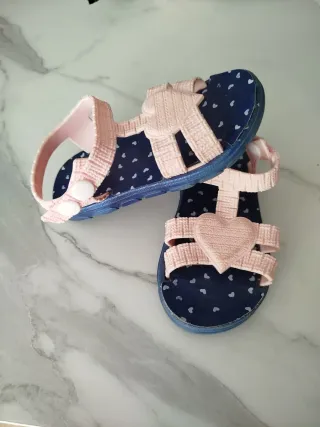 Sandalias niña corazón azul y rosa
