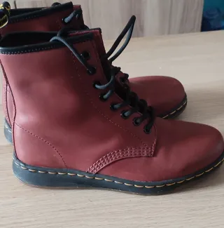 Botas Dr. Martens granates.