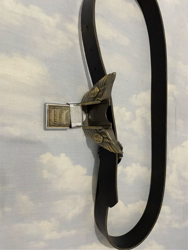 Cinturón Vintage con Hebilla de Alas y mechero .