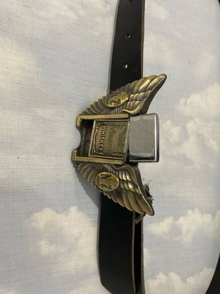Cinturón Vintage con Hebilla de Alas y mechero .
