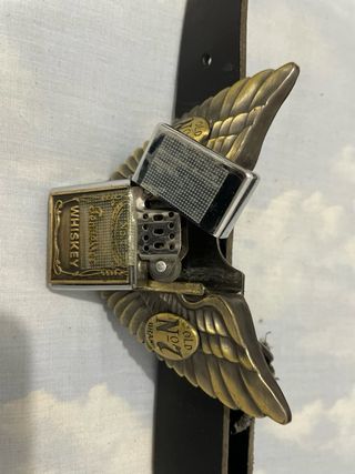 Cinturón Vintage con Hebilla de Alas y mechero .