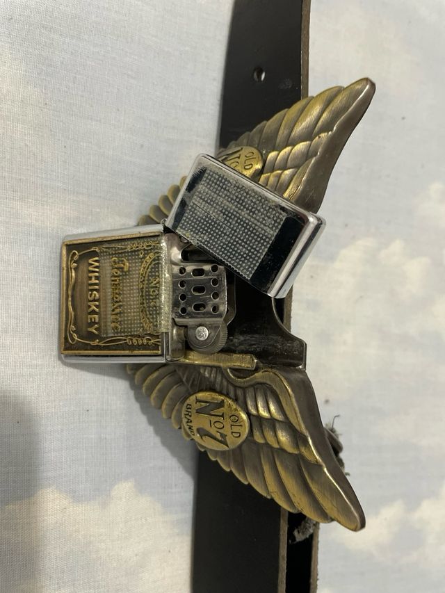 Cinturón Vintage con Hebilla de Alas y mechero .