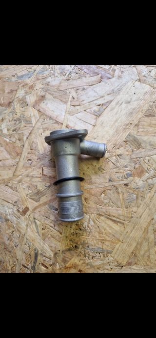 Salida agua metalica Peugeot 106/AX/Saxo