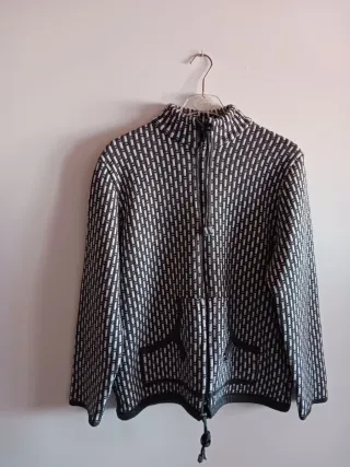 Chaqueta de punto con cremallera y estampado