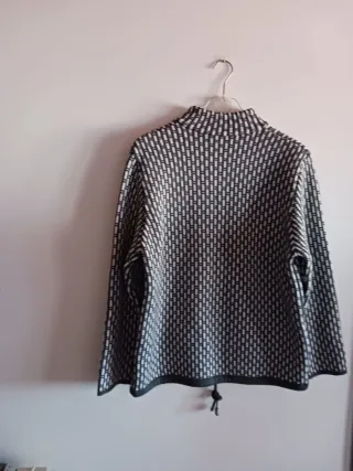 Chaqueta de punto con cremallera y estampado