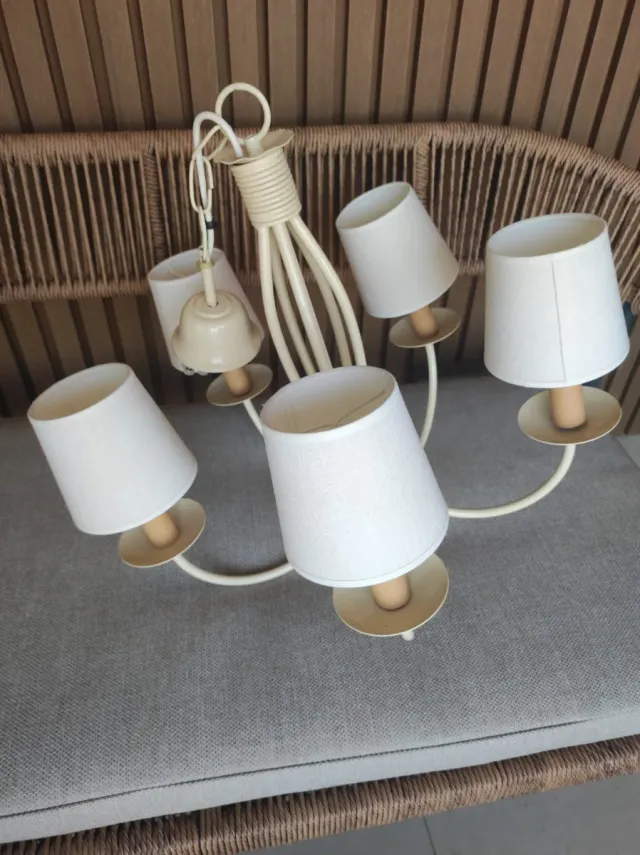 Lámpara de techo beige y blanca