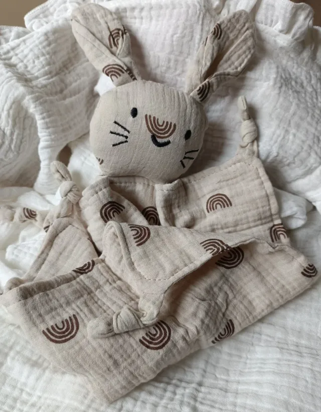 Doudou conejito con arcoíris. Beige. Muselina