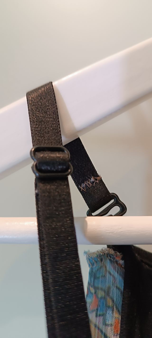 Vestido estampado con pedrería y abalorios.