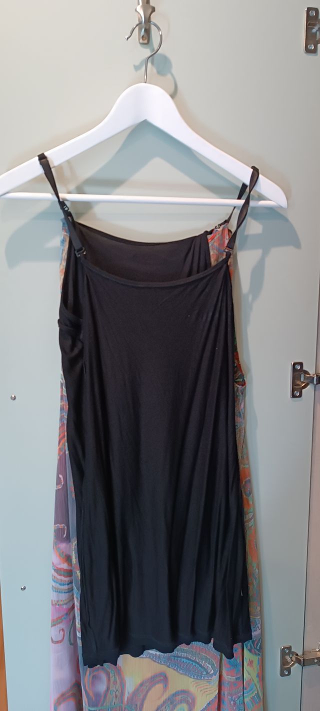 Vestido estampado con pedrería y abalorios.