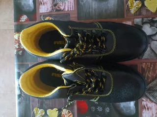 Zapatos de trabajo negros y amarillos