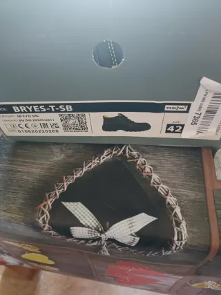 Zapatos de trabajo negros y amarillos