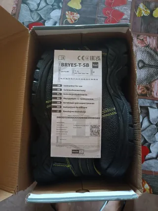 Zapatos de trabajo negros y amarillos