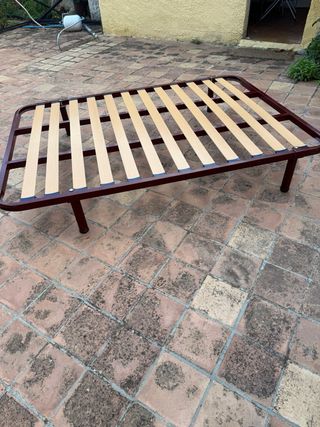 Somier metálico con lamas de madera.