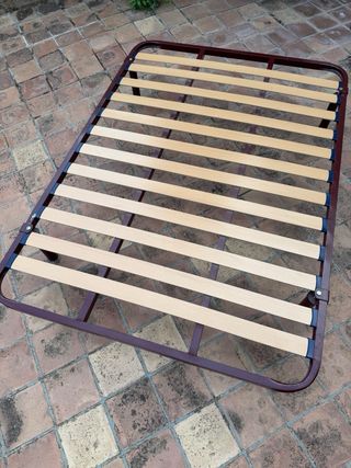 Somier metálico con lamas de madera.