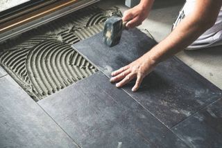 Instalación de suelos baldosas gres parquet tarima