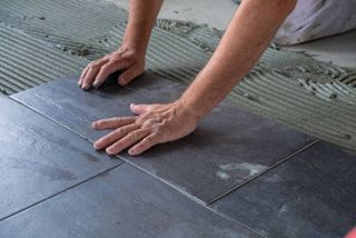Instalación de suelos baldosas gres parquet tarima