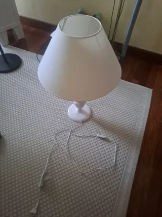 Lámpara de mesa blanca