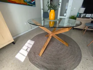 Mesa cristal roble y alfombra yute