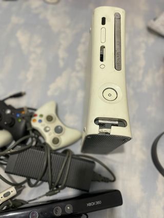 Xbox 360 Blanca + Accesorios