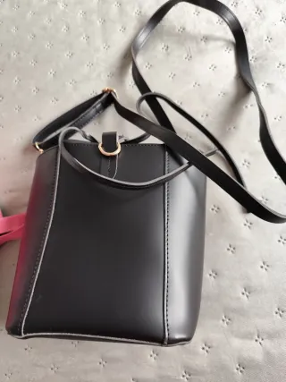 Bolso negro tipo  con bolsito dentro con cremaller