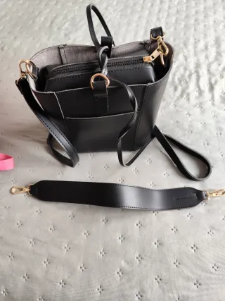 Bolso negro tipo  con bolsito dentro con cremaller