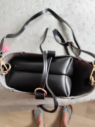 Bolso negro tipo  con bolsito dentro con cremaller