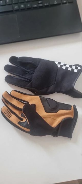 Guantes de moto negros y marrones