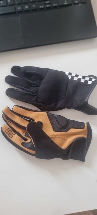 Guantes de moto negros y marrones