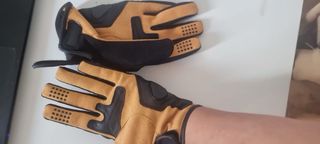Guantes de moto negros y marrones