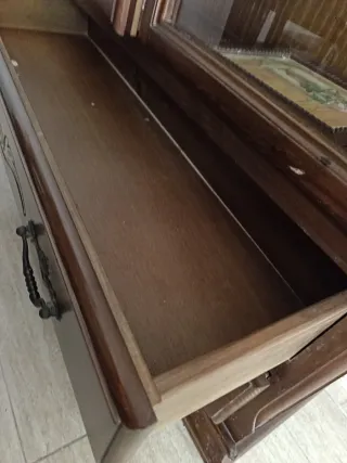 Vitrina de madera con puertas de cristal