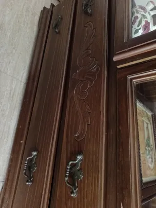 Vitrina de madera con puertas de cristal