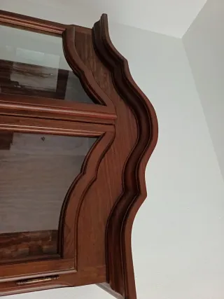 Vitrina de madera con puertas de cristal