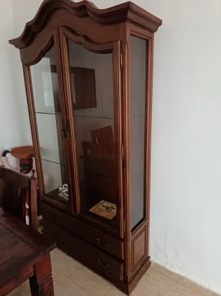 Vitrina de madera con puertas de cristal