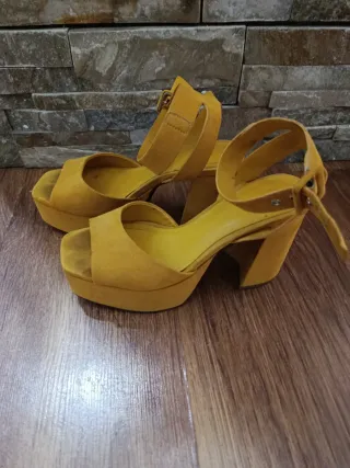 Sandalias Bershka mostaza Talla 37