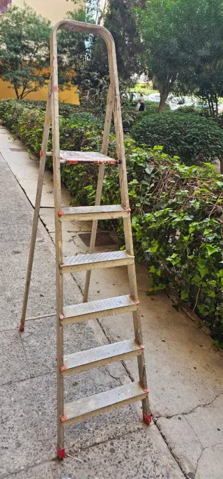 Escalera de aluminio plegable