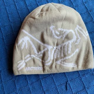 Gorro Arc'teryx Beige con Logo Blanco