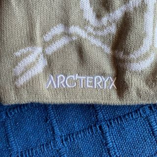 Gorro Arc'teryx Beige con Logo Blanco