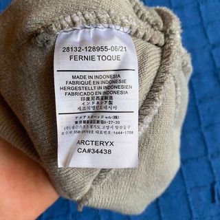 Gorro Arc'teryx Beige con Logo Blanco