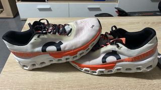 Zapatillas On Running Blancas y Naranjas