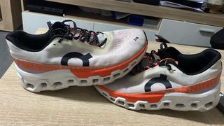 Zapatillas On Running Blancas y Naranjas