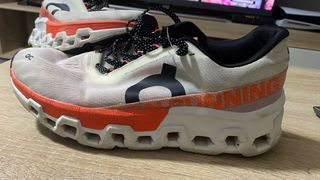 Zapatillas On Running Blancas y Naranjas