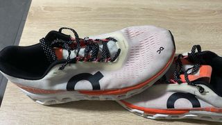 Zapatillas On Running Blancas y Naranjas