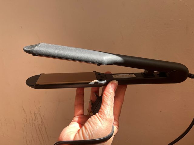 Piastra per capelli nera