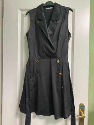 Vestido negro estilo blazer sin mangas